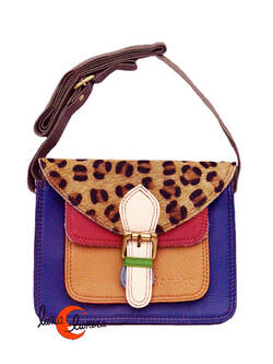 Soruka, bolsos de piel de colores. Pequeño bolso cuadrado con hebilla print morado y marrón.