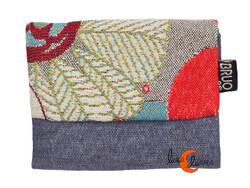 Cartera vegana Bruo de tela con goma. Pequeña tríptico, gris con rojo.