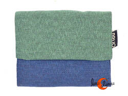 Cartera vegana Bruo de tela con goma. Pequeña tríptico, azul y verde liso.