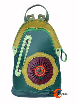 Mochila de cuero del taller Arco Iris. Mochila pequeña verde con sol marrón.