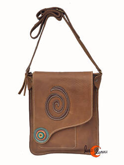 Bolso de piel del taller artesanal Arco Iris. Bolso plano asimétrico marrón rustico con adorno verde.