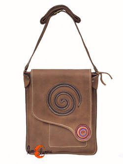 Bolso de piel del taller artesanal Arco Iris. Bolso plano asimétrico marrón rustico con adorno rojo.