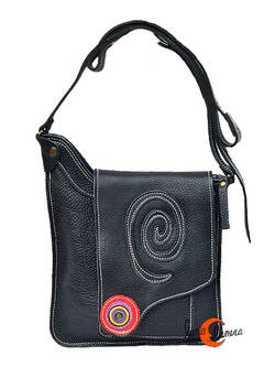 Bolso de piel del taller artesanal Arco Iris. Bolso plano asimétrico negro con adorno rojo.