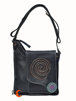 Bolso de piel del taller artesanal Arco Iris. Bolso plano asimétrico negro con adorno verde y azul.