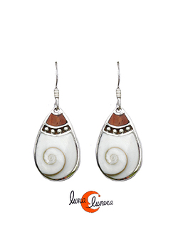 Pendientes de plata, caracola ojo de shiva y madera. Gota con puntitos.