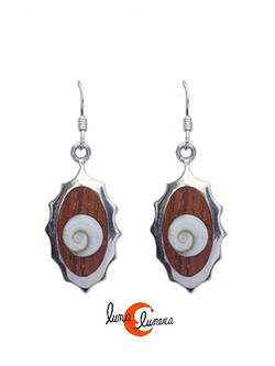 Pendientes de plata, caracola ojo de shiva y madera. Alargado.