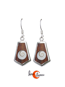 Pendientes de plata y caracola ojo de shiva. Pentágono con madera.
