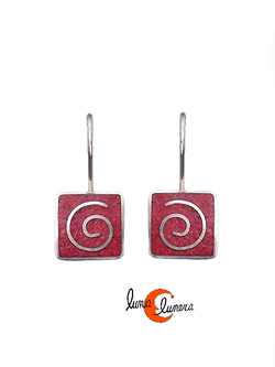 Pendientes de plata y coral rojo. Cuadrado con espiral.