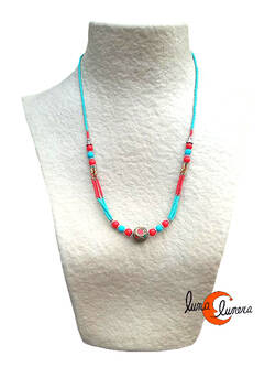Collares India. Collar corto con bolitas de cristal color coral y turquesa.