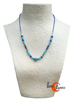Collares India. Collar corto con bolitas de cristal color azul y turquesa.