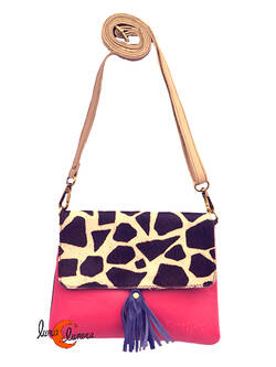 Soruka, bolsos de piel de colores. Bolso plano pequeño, fucsia y print.