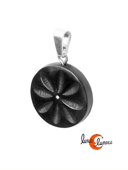Azabache asturiano. Colgantes de miniaturas talladas a mano. Flor de agua celta.