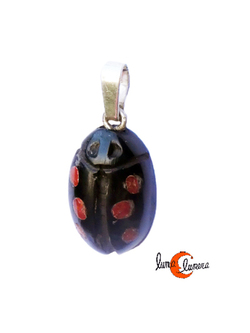Azabache asturiano. Colgantes de miniaturas talladas a mano. Mariquita con incrustaciones de coral.