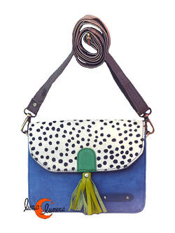 Soruka, bolsos de piel de colores. Bolso pequeño cuadrado de ante y print, azul con tirador verde.