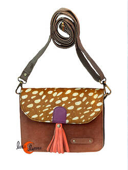 Soruka, bolsos de piel de colores. Bolso pequeño cuadrado de ante y print, marrón con tirador naranjo.