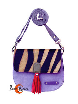 Soruka, bolsos de piel de colores. Bolso pequeño redondo de ante y print, lila con tirador rojo.