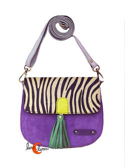 Soruka, bolsos de piel de colores. Bolso pequeño redondo de ante y print, morado con tirador verde.