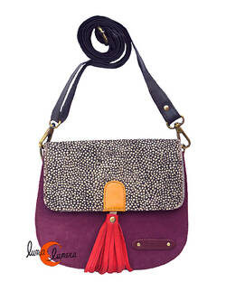 Soruka, bolsos de piel de colores. Bolso pequeño redondo de ante y print, morado con tirador rojo.