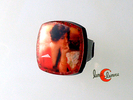 Anillo colección Noa-ecco. Anillo de bisutería con imagen de mujer pensando, en tonos rojos.
