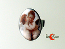 Anillo colección Noa-ecco. Anillo de resina y bisutería, con imagen de dos angelitos.