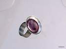 Colección Osmit. Anillo ajustable de aluminio con adorno como un pocillo con esmalte al fuego color berenjena.