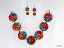 Colección Foc-art. Gargantilla de cerámica con discos en colores naranja, turquesa y rojo.