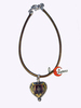 Colección Malagata. Gargantilla con cordón de cuero dorado viejo, corazón.