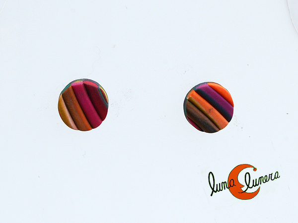 Pendientes pegados a la oreja plata y bisutería.